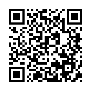 越流殇用没有受伤的这边肩膀依靠在树上二维码生成