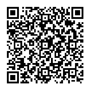 足球在空中划出了一道非常优美的弧线……绕过了禁区里所有的诺丁汉森林球员和曼城球员二维码生成