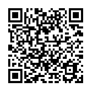 跑向后门时还不忘放倒了些正在喝着酒的人的桌椅二维码生成