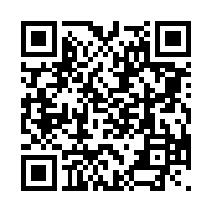 距离拼杀现场几百米外的一个大厦顶上二维码生成