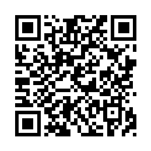 跟在他身后的是一个穿着花衣服的漂亮女孩儿二维码生成