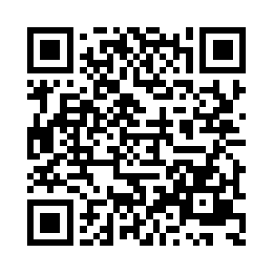 跟在他身后的那个小女孩已经对他怒目而视了二维码生成