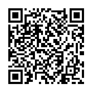 跟着黄老的脚步一直到了胜魁当铺最顶层的会客室二维码生成