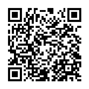 踩着散落了一地的衣服打开衣柜取出一套衣服穿上二维码生成