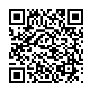 踮起脚尖伏在男人身上亲上他的俊脸二维码生成