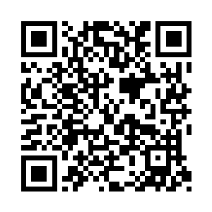 踮起脚尖在花无冷的俊脸上轻轻的啄吻了一下二维码生成