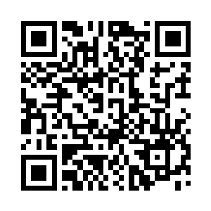 蹲下身子手中的砍刀瞄准放到车上的人手猛剁二维码生成