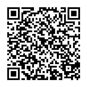 蹲在下面抽烟或者干脆坐在地上拉起衣服遮挡越来越强烈的午间阳光二维码生成