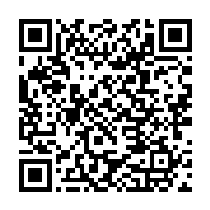 身上沾满污泥的中年男人的脸上闪过了一丝绝望之色二维码生成