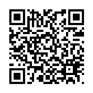 身上白色衬衫外的黑色小套装很标准二维码生成