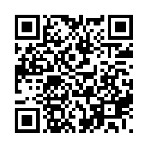 身上的黑色露背礼服风姿卓越的摆动着二维码生成