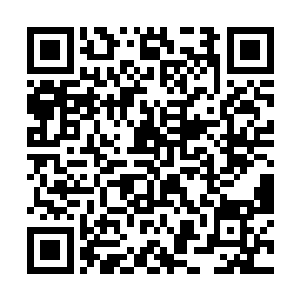 身上穿着的原本飘逸的给人一种神仙感觉的白色长袍二维码生成