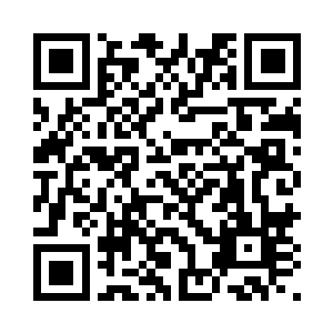 身上穿着绛红丝缎百福字的小夹袄二维码生成