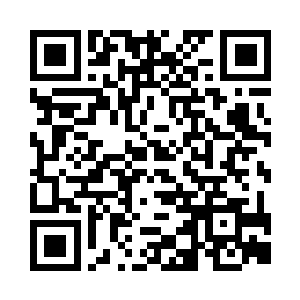 身后的服务员端着四瓶茅台和红酒走了过来二维码生成