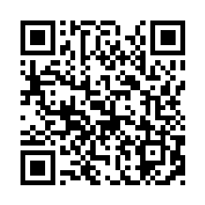 身后站着两排的人激动的抱起身边的人二维码生成