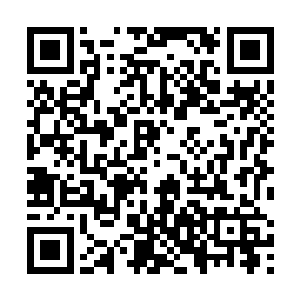 身后跟着一个年轻男人和两个漂亮的年轻女警花……呦二维码生成