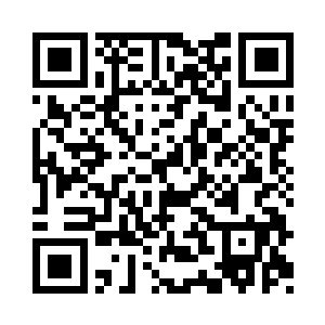 身材窈窕的女子从杨开身后的坑洞中爬出来二维码生成