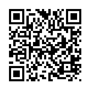 身着凤冠霞帔的陶玉灵出现在门口二维码生成