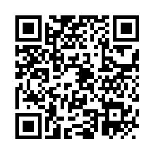 身着男士风格的红色外套和黑牛仔裤二维码生成