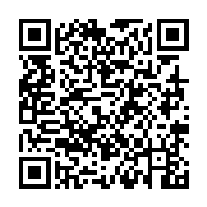 身穿一身白衣的少女几乎不怎么受石台上牵引力的影响二维码生成