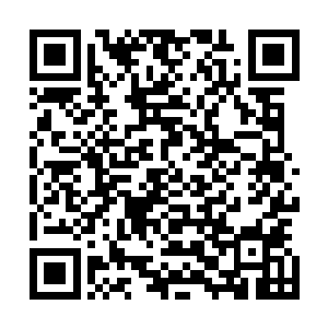 身穿白色恤和米黄色休闲裤的唐亦森只是轻轻地挑了挑眉头二维码生成
