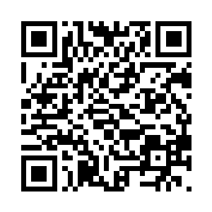 身穿绯红绣金镶边粉色绣菊纹软绸褙子二维码生成