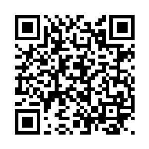 躲在娜塔莎的座位背后做鬼脸夸张对口型二维码生成