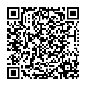 躺在沙发上使用沙发提供的虚拟屏幕上网浏览或者看最新的3d电影二维码生成