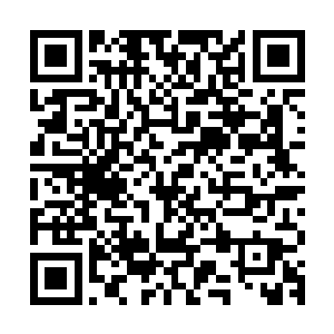 车斗里两个年轻点的姑娘竟然搬着一门小口径迫击炮在调试角度二维码生成