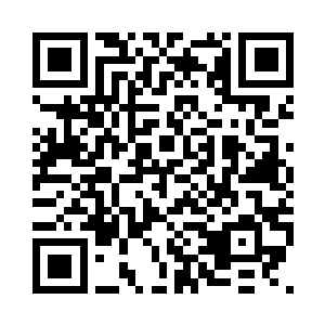 车里面坐着一个戴着墨镜的黑衣男人二维码生成