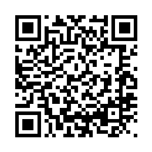 转入吧台拿了一瓶威士忌和两个杯子二维码生成