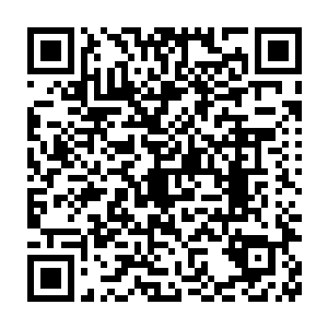 转眼功夫一个五六十岁长的红光满面的老头子手里举着一枝双管猎枪二维码生成