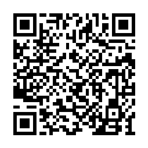 转身对身后两位笑得连眼泪都差点流出来的美女二维码生成