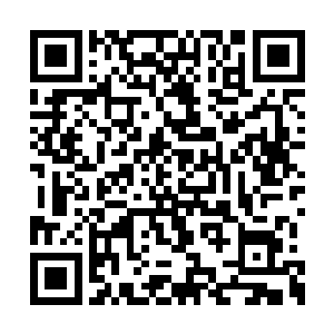 转过头手遮在额头上眯着眼睛向着安少的车看去二维码生成