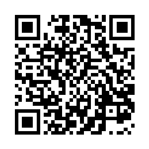 轻哼着歌出门小跑向附近湖滨悬崖边树林二维码生成