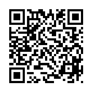 轻松将盒子扔进了远处的垃圾桶里二维码生成