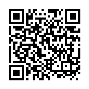 轻松的拍着自己的手掌的年轻男子二维码生成