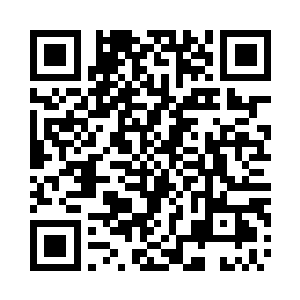 轻松的靠坐在后面草棚屋檐下的沙滩椅上看着二维码生成