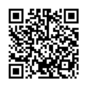 轻轻亲吻着她无名指上的月光石戒指二维码生成