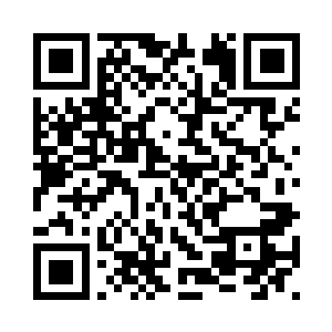 轻轻地帮吴虎臣擦拭着眼角的泪水二维码生成