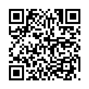 轻轻拍了一下王青青和李小梅两人的肩膀二维码生成