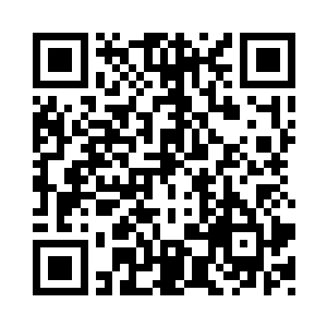 轻轻的在年轻人的脸颊上抚摸了一下二维码生成