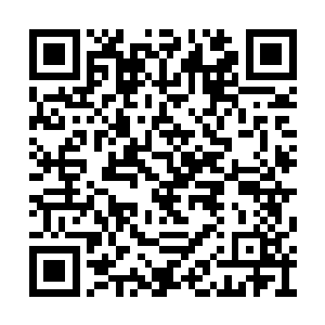 轻轻的摸着那个他很少拿出来的表面斑驳的手机二维码生成