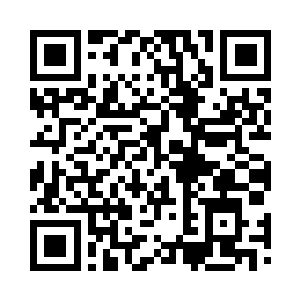 辛德勒用夹着香烟的右手握住了酒杯二维码生成