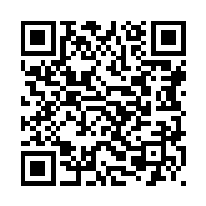 迅速用幽光屏在房间内扫描了一遍二维码生成