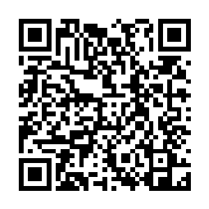 迅速的把火药包堆积起来之后点燃引线就向后狂奔二维码生成