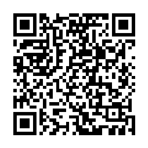 过了一会就从桌子上的那个凹坑里抠出一块灰色的金属来二维码生成