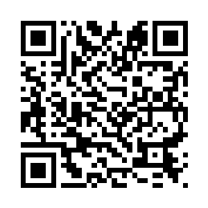 过路的游客嫌弃的避开了他的周围二维码生成