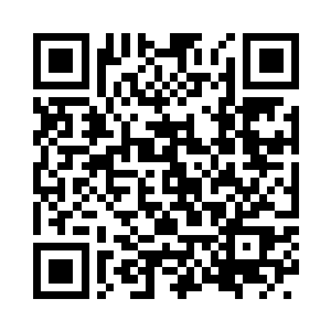 迈着不太利索的短腿在雪地上留下深深的脚印二维码生成