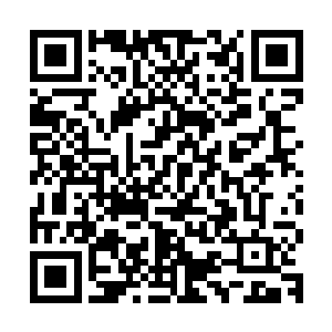 迎面刚刚冒头出来的一名枪手立刻就被五米之外的巴克抬手命中二维码生成